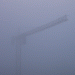 Kran im Nebel